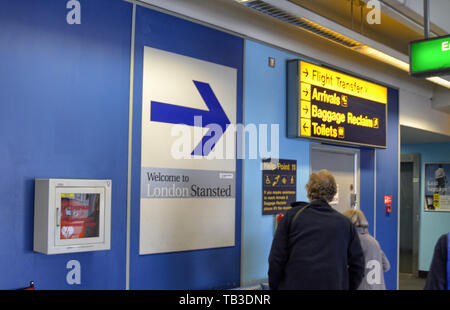 Flughafen Stansted - Stansted Express London, Vereinigtes Königreich. 14. Juni 2018. Empfang am Flughafen der Beschilderung und Richtungen für den Zug nach London, Stansted Stockfoto