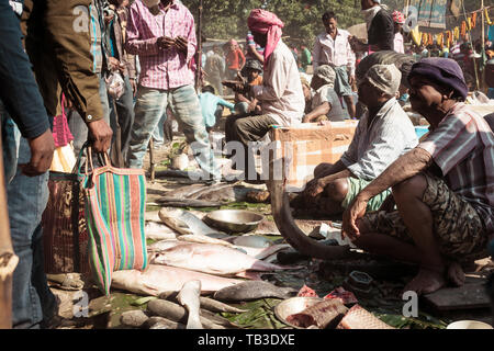 Malda Westbengalen Indien Mai 2018 - Blick auf den Fischmarkt in die Straße, in der ein Dorf. Stockfoto