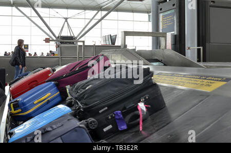 Stansted Airport, Stansted Express London, Vereinigtes Königreich. 14. Juni 2018. Förderanlagen für Reisegepäck Kollektion. Reisende erwarten die Ankunft ihrer baggag Stockfoto