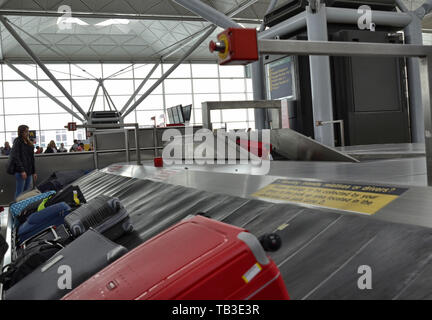 Stansted Airport, Stansted Express London, Vereinigtes Königreich. 14. Juni 2018. Förderanlagen für Reisegepäck Kollektion. Reisende erwarten die Ankunft ihrer baggag Stockfoto