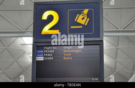 Stansted Airport, Stansted Express London, Vereinigtes Königreich. 14. Juni 2018. Förderanlagen für Reisegepäck Kollektion. Reisende erwarten die Ankunft ihrer baggag Stockfoto