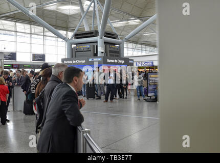 Flughafen Stansted - Stansted Express London, Vereinigtes Königreich. Juni 14, 2018. Reisende erwartet werden bei Verwandten, Freunden, Reisebüros, ta Stockfoto