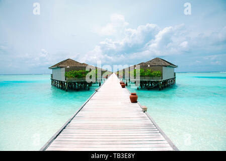 Meeru Island Malediven April 2019. - Amazing tropical Overwater Bungalow Resort am Strand. Stockfoto