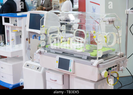 Modern Baby Inkubator isoliert. Leere kleinkind Inkubator in einem Krankenhauszimmer. Nursery Inkubator im Krankenhaus. Box für den Transport von Frühgeborenen. Stockfoto