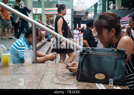 24.02.2019, Singapur, Singapur - Menschen tummeln sich vor einer der U-Bahnen in Chinatown. 0 SL 190224 D 009 CAROEX.JPG [MODEL RELEASE: N Stockfoto