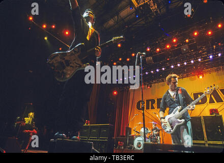 GREEN DAY US rock Gruppe mit Billie Joe Armstrong, Mike Dirnt und Tre Cool im Konzert an Verizon Wireless Amphitheater am 20. April 2002 in Irvine, Kalifornien. Foto: Jeffrey Mayer Stockfoto