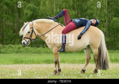 Nur so zum Spaß. Junge Reiter auf norwegischen Fjord Pferd Stockfoto