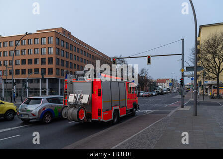 Berlin, Deutschland. Februar 19, 2019. Feuerwehrmotor. Ampel rot. Stockfoto