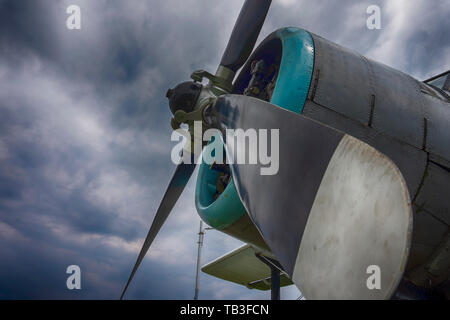 Propeller auf einem einzigen Motor Oldtimer Doppeldecker von der Seite unter einem bewölkten Himmel gesehen Stockfoto