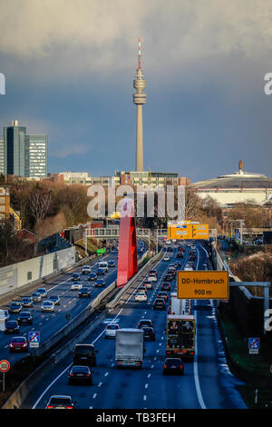 07.03.2019, Dortmund, Nordrhein-Westfalen, Deutschland - Blick auf die Stadt mit der Autobahn A 40, Westfalenhalle und Radio Tower. 00 X 190307 D 132 CAROEX.JPG [MODELL RE Stockfoto