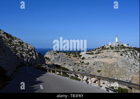 04.01.2019, Formentor, Mallorca, Spanien - Blick auf den Leuchtturm am Cap de Formentor an der Steilküste im Norden der Insel. 0 RL 190104 D017 CAROEX. Stockfoto