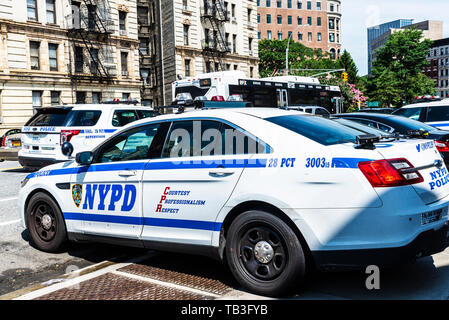 New York City, USA - 31. Juli 2018: Polizei Auto auf der Straße mit dem Logo der NYPD in Harlem, Manhattan, New York City, USA geparkt Stockfoto