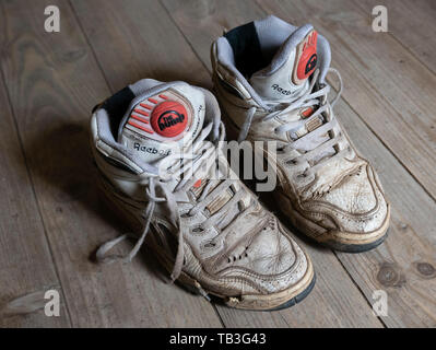 Paar alte abgenutzte 1990 s Reebok Pump white Basketball Sneakers Stockfoto