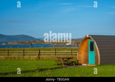 Glamping Pod in einem Feld an der Küste auf einer Insel der Hebriden in Schottland an einem sonnigen Tag Stockfoto