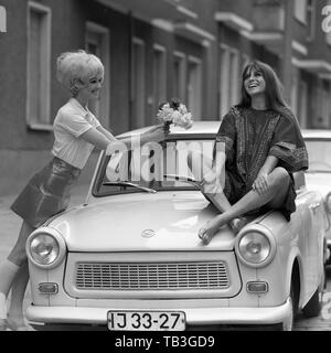 07.07.1971, Berlin, Berlin, DDR-Fashion Foto, junge Frau Hände Blumen zu ihrem Freund auf einem Trabant sitzen. 00 S 710707 D008 CAROEX.JPG [MODEL RELEASE: Stockfoto