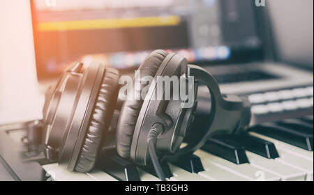 Black Music Studio Kopfhörer liegen auf Desktop-system Stockfoto