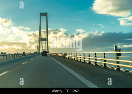 Die oeresund Brücke zwischen Schweden und Dänemark während der Überfahrt mit dem Auto in einem am Abend Stockfoto