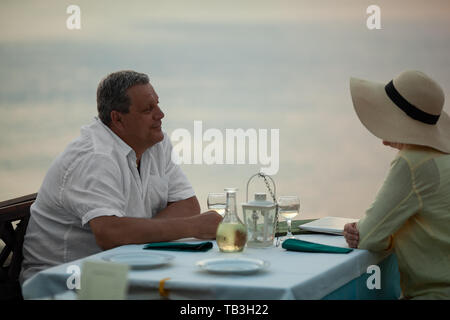 Romantischen Abend für Reifes Paar im Restaurant am Meer Stockfoto