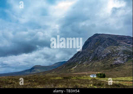 Lagangarbh Cottage, Glen Coe, Highlands von Schottland. Der Berg im Hintergrund ist Buachaille Etive Mor. Das Cottage ist in der Nähe von Rannoch Moor in den Highlands von Schottland in der Nähe der West Highland Way langen Fußweg und verwendet als klettern Hütte Stockfoto