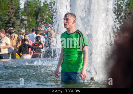 Moskau, Russland - 9. Mai 2010: die Hitze in der Stadt. Die Menschen in der Stadt Baden Brunnen während der heißen Wetter. Stockfoto