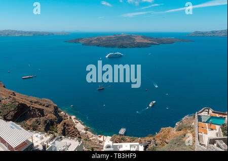 Santorini, Griechenland. Picturesq Blick auf traditionellen Kykladen Santorini Häuser auf kleinen Straße mit Blumen im Vordergrund. Lage: das Dorf Oia Stockfoto