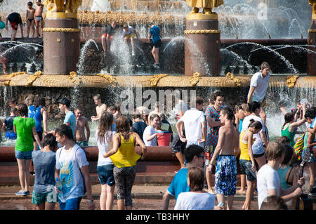 Moskau, Russland - AUGUST, 2011: die Hitze in der Stadt. Die Menschen in der Stadt Baden Brunnen im heißen Sommer Wetter. Stockfoto