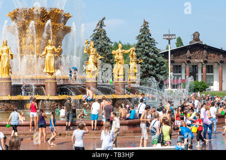 Moskau, Russland - AUGUST, 2011: die Hitze in der Stadt. Die Menschen in der Stadt Baden Brunnen im heißen Sommer Wetter. Stockfoto