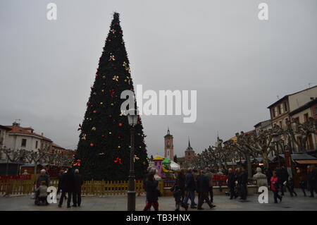 Schöne Cervantes Platz mit seinem Weihnachtsbaum an einem regnerischen Tag in Alcala de Henares. Januar 1, 2014. Alcala De Henares, Madrid, Spanien. Stre Stockfoto