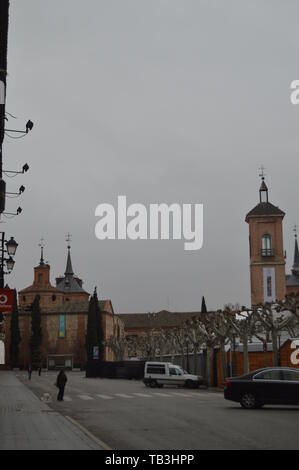 Schöne Cervantes Platz mit seinem Weihnachtsbaum an einem regnerischen Tag in Alcala de Henares. Januar 1, 2014. Alcala De Henares, Madrid, Spanien. Stre Stockfoto