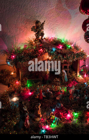 Weihnachten Krippe mit Beleuchtung zu Hause Stockfoto