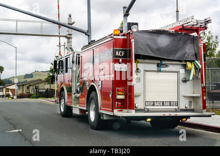 Mai 26, 2019 Hayward/CA/USA - Alameda County Fire Fahrzeug steht auf der Seite einer Straße Stockfoto