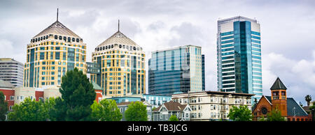 Die modernen Gebäude in der Innenstadt von Oakland steigende hinter alten; wolkig Frühling; San Francisco Bay Area, Kalifornien Stockfoto