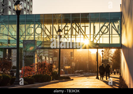 Am frühen Abend einen Blick auf die untergehende Sonne unter dem Convention Center Skybridge in der Innenstadt von Spokane, Washington, USA Stockfoto