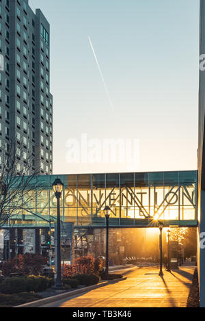 Am frühen Abend einen Blick auf die untergehende Sonne unter dem Convention Center Skybridge in der Innenstadt von Spokane, Washington, USA Stockfoto