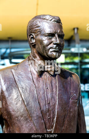 Statue von Bristol - geborener Schauspieler Cary Grant, die das Skript für "Um einen Dieb Catch' durch Künstler Graham Ibbeson in Millennium Square, Bristol, Großbritannien Stockfoto
