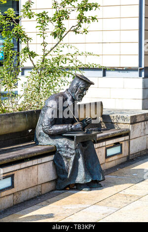 Bronze Skulptur von William Tyndale (2000) arbeiten an der Übersetzung des Neuen Testaments in Millennium Square von Lawrence Holofcener, Bristol, Großbritannien Stockfoto