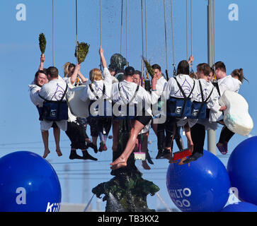 Helsinki, Finnland - 30 April, 2019: Mitglieder der Gemeinschaft Abschnitt waschen die Aalto-hochschule Student's Union und traditionellen Frühjahrsputz durchzuführen Stockfoto