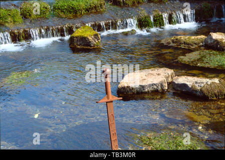 Das Schwert im Fluss Stockfoto