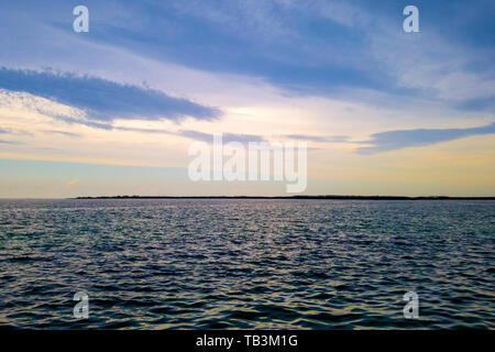 Der Horizont zwischen Meer und Himmel in einem Sonnenuntergang Stockfoto