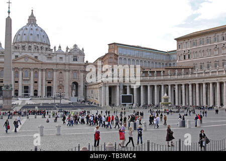 Vatikan - 23. Oktober 2009: Viele Touristen auf dem Petersplatz und Apostolischen Palast im Vatikan. Stockfoto