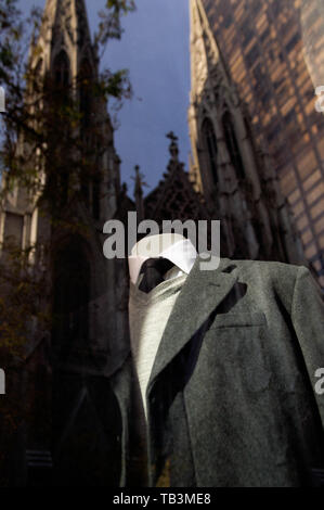 Die St. Patrick's Cathedral an der Fifth Avenue in Banana Republic Schaufenster am Rockefeller Center, Midtown Manhattan, New York, NY Stockfoto