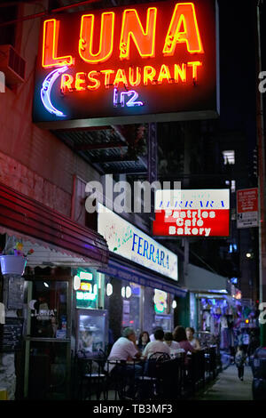 Luna Ristorante und die Menschen Speisen im Freien Tische auf dem Bürgersteig Mulberry Street in Little Italy, New York NY Stockfoto