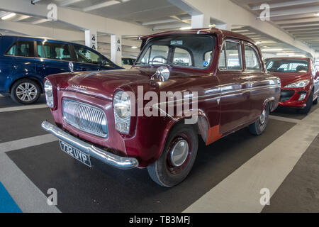 Ein 50er Ford Prefect Auto in einem Parkhaus abstellen. Stockfoto