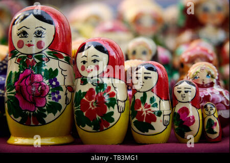 Tisch voll mit russischen Matrioshka Puppen zum Verkauf von Straßenhändler im Central Park, New York, NY Stockfoto