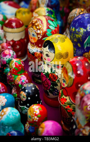 Tisch voll mit russischen Matrioshka Puppen zum Verkauf von Straßenhändler im Central Park, New York, NY Stockfoto