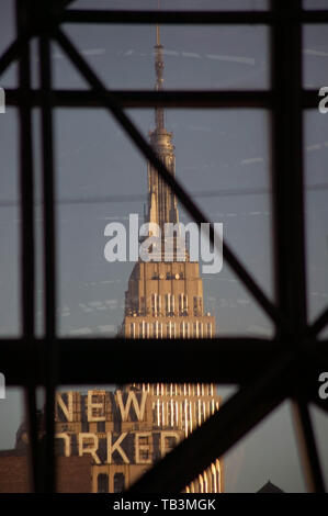 Empire State Building und New Yorker Gebäude durch die Glasfassade des Javits Convention Center, New York, NY gesehen Stockfoto
