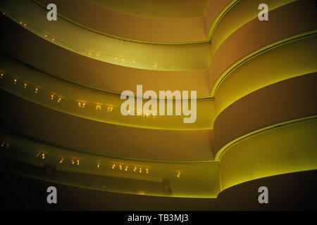 Guggenheim Museum, Innenansicht, Die Durch offene Lobby auf die oberen Ebenen; New York City, New York Stockfoto