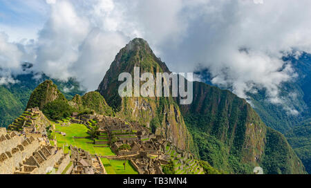 Panoramablick auf die Landschaft des Machu Picchu Inka Ruine aus dem Nebel kommen, Cusco Region, Peru. Stockfoto