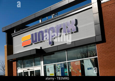 Ein logo Zeichen außerhalb eines Uniprix apothekeneinzelhandel Lage in Greenfield Park, Quebec, Kanada, am 23. April 2019. Stockfoto