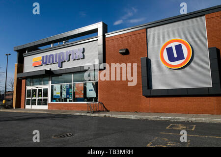 Ein logo Zeichen außerhalb eines Uniprix apothekeneinzelhandel Lage in Greenfield Park, Quebec, Kanada, am 23. April 2019. Stockfoto